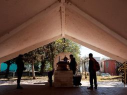 Familiares de un fallecido por COVID-19 durante su funeral en el Panteón de Tláhuac, en la Ciudad de México. EFE/J. Méndez