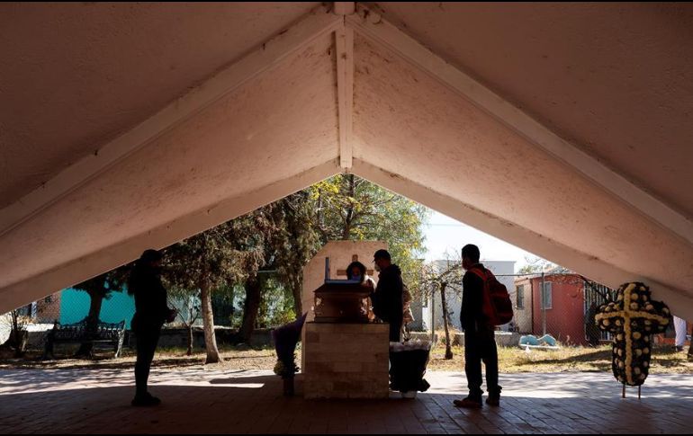 Familiares de un fallecido por COVID-19 durante su funeral en el Panteón de Tláhuac, en la Ciudad de México. EFE/J. Méndez