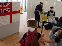 Aplicación de vacunas de AstraZeneca/Oxford hoy en un centro en Bath, Inglaterra. El gobierno británico lanzó un plan para vacunar a 15 millones de personas hasta el fin de febrero. AFP/A. Dennis