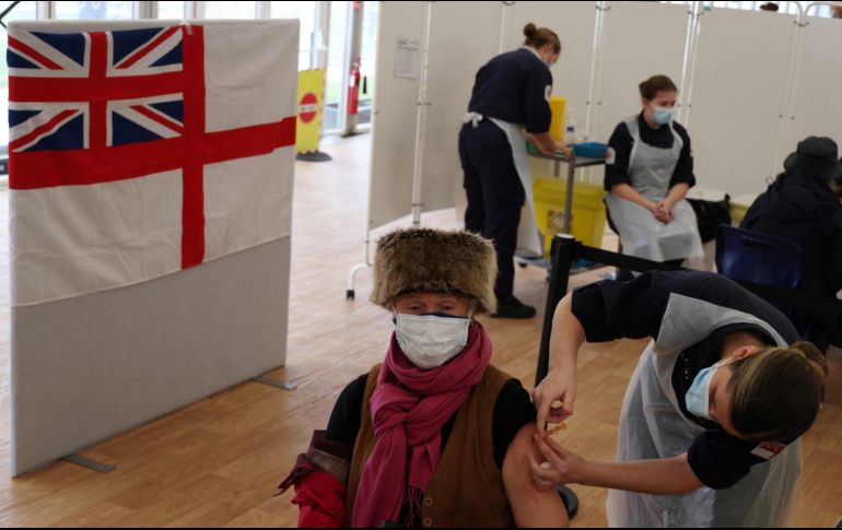 Aplicación de vacunas de AstraZeneca/Oxford hoy en un centro en Bath, Inglaterra. El gobierno británico lanzó un plan para vacunar a 15 millones de personas hasta el fin de febrero. AFP/A. Dennis