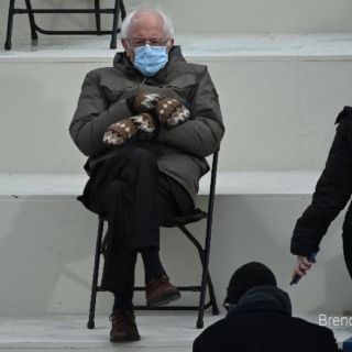 Memes y guantes de Bernie Sanders venden 1.8 MDD en pocos días