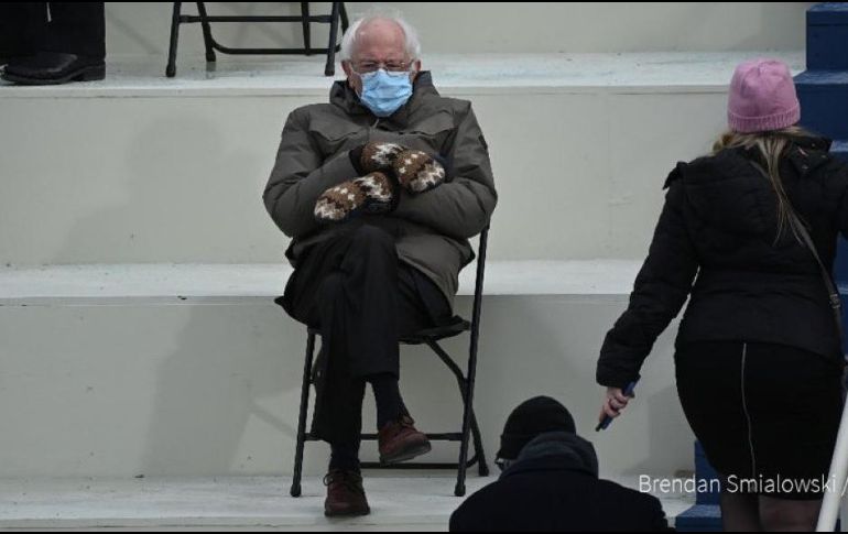 La agencia de noticias AFP captó el 20 de enero de Sanders con los brazos y las piernas cruzados durante la toma de posesión de Joe Biden. AFP / ARCHIVO