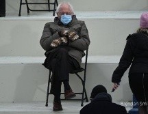 La agencia de noticias AFP captó el 20 de enero de Sanders con los brazos y las piernas cruzados durante la toma de posesión de Joe Biden. AFP / ARCHIVO
