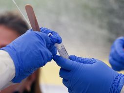 Vecinos consideran que la toma de pruebas para detectar COVID-19 deben realizarse en espacios abiertos. AFP/ARCHIVO