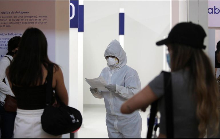 Turistas aguardan para la la prueba de PCR en un módulo en el Aeropuerto Internacional de Cancún, Quintana Roo.EFE/ARCHIVO