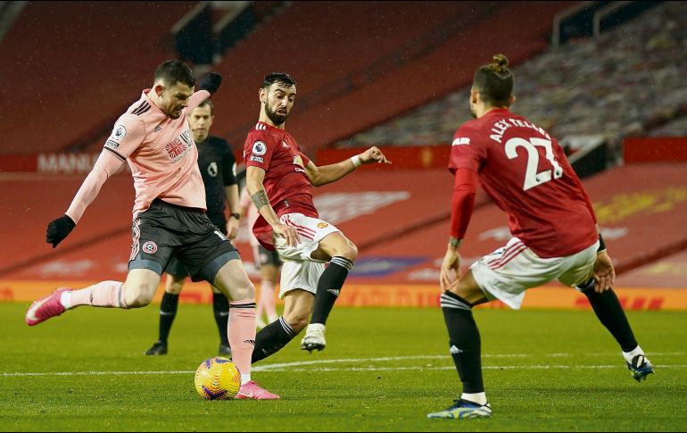 EL DEL TRIUNFO. Oliver Burke (izquierda) consiguió el segundo gol para el Sheffield United. EFE