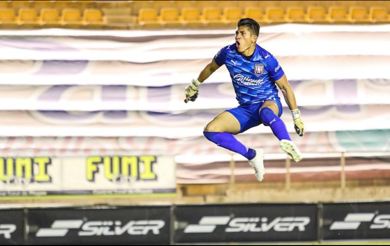 El portero nació en Francia, y aunque viajó desde pequeño con su padres mexicanos a nuestro país, atrae ver en el registro a un jugador de Chivas con lugar de nacimiento fuera de México. IMAGO7