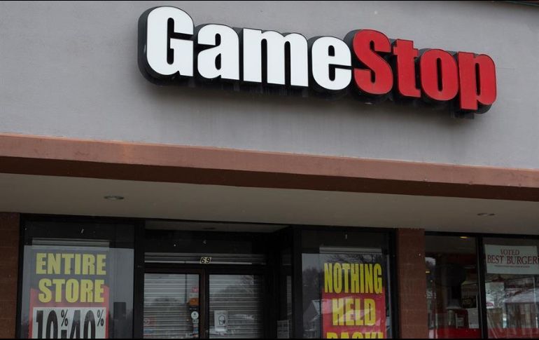 GameStop bajó casi un 36 % después de que aplicaciones de corretaje libres de comisiones como Robinhood y TD Ameritrade restringieran las transacciones de sus usuarios. EFE/C. Gunther