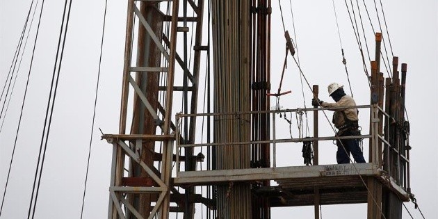 Petr&oacute;leo registra ligera baja por temores sobre demanda