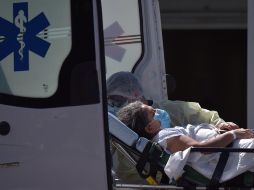 Una mujer es trasladada a una ambulancia en una camilla frente al Asa Norte Hospital, en Brasilia. EFE/A. Borges