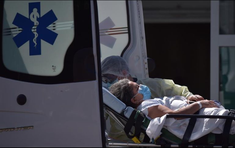 Una mujer es trasladada a una ambulancia en una camilla frente al Asa Norte Hospital, en Brasilia. EFE/A. Borges