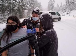 Trabajadores médicos no querían que se desperdiciaran las dosis por lo que fueron de auto en auto ofreciendo a la gente una oportunidad de vacunarse. FACEBOOK/JosephineCountyPublicHealth