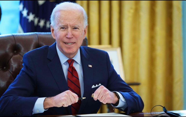 Joe Biden firmó las directivas en la Oficina Oval de la Casa Blanca en Washington, DC. AFP/M. Ngan