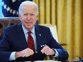 Joe Biden firmó las directivas en la Oficina Oval de la Casa Blanca en Washington, DC. AFP/M. Ngan