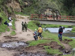 Soldados ecuatorianos y de Colombia patrullan la frontera común contra el contrabando de armas y explosivos. EFE/X. Montalvo