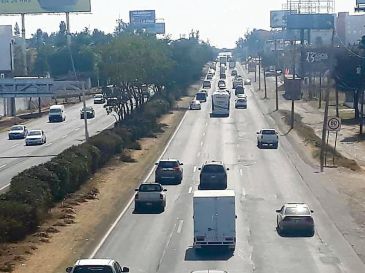 La carretera Guadalajara-Chapala recibe un flujo de 170 mil automotores al día, principalmente por ser la vía para llegar al aeropuerto internacional Miguel Hidalgo. ESPECIAL