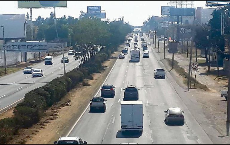 La carretera Guadalajara-Chapala recibe un flujo de 170 mil automotores al día, principalmente por ser la vía para llegar al aeropuerto internacional Miguel Hidalgo. ESPECIAL