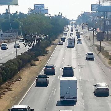 La carretera Guadalajara-Chapala recibe un flujo de 170 mil automotores al día, principalmente por ser la vía para llegar al aeropuerto internacional Miguel Hidalgo. ESPECIAL