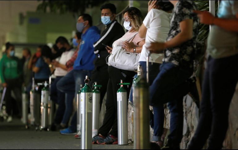 Personas permanecen a la espera de rellenar sus tanques de oxígeno ante el incremento de casos de COVID-19 en Guadalajara. EFE / F. Guasco