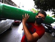 En muchos países, incluidos Perú y Brasil (en la foto), los familiares han tenido que suministrar oxígeno a sus parientes enfermos. REUTERS