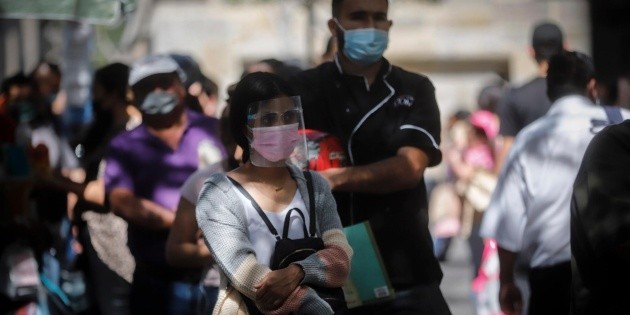 COVID en Jalisco: Piden m&aacute;s restricciones a Enrique Alfaro en el bot&oacute;n de emergencia