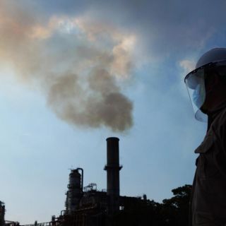 México recibe dos mil 380 MDD por pago del seguro petrolero