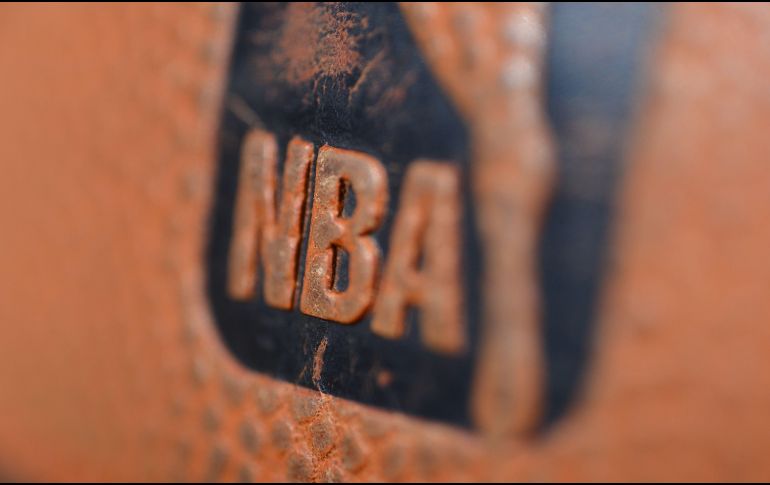 La NBA ha batallado para que su actual campaña, con diversos contagios de COVID-19 en las quintetas, que han provocado reprogramación de partidos. AFP