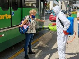 Tras el hallazgo del cuerpo, los pasajeros fueron desinfectados como medida preventiva. ESPECIAL