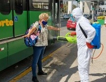 Tras el hallazgo del cuerpo, los pasajeros fueron desinfectados como medida preventiva. ESPECIAL