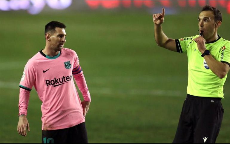 Leo Messi durante el encuentro correspondiente a los octavos de final de la Copa del Rey frente al Rayo Vallecano en el estadio de Vallecas. EFE/K. Huesca