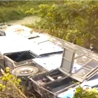 Autobús cae por un puente en Cuba; hay 10 muertos