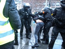 Los altercados se produjeron una hora antes de que empezara el toque de queda nocturno que rige en Francia a partir de las 18:00 horas por el coronavirus. EFE/M. Badra