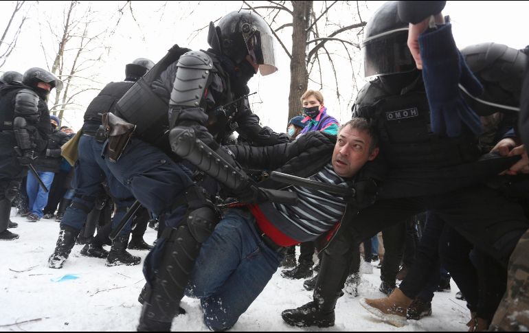 Las detenciones fueron especialmente violentas en San Petersburgo, donde los policías recurrieron a gas pimienta y descargas eléctricas contra algunos de ellos. AP / V. Egorshin