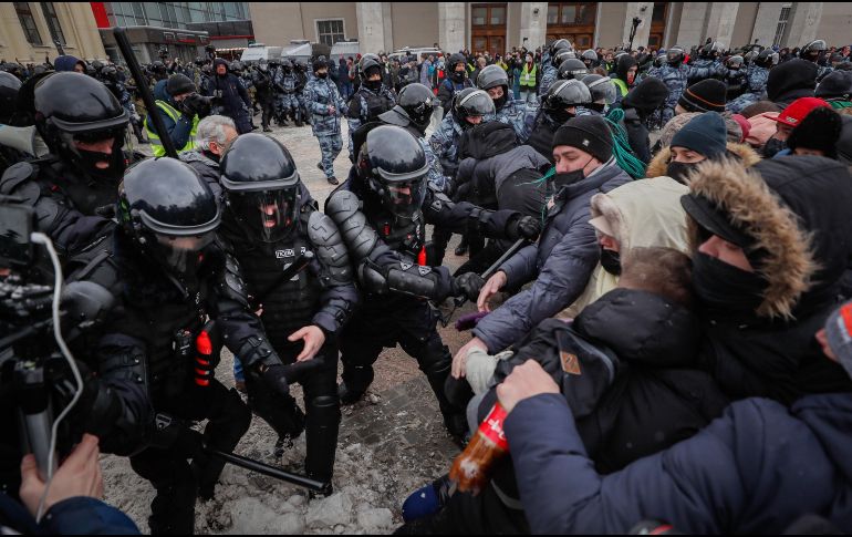 Varios ciudadanos se dirigían hacia la Asamblea Legislativa, donde también se produjeron inmediatamente detenciones. EFE / Y. Kochetkov