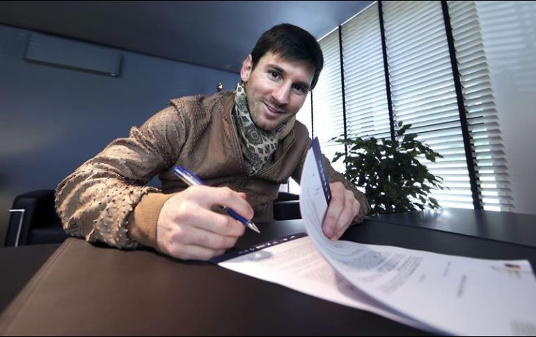 Según el contrato filtrado, Messi estaría recibiendo más de 555 millones de euros por cuatro temporadas con el Barcelona. EFE / ARCHIVO