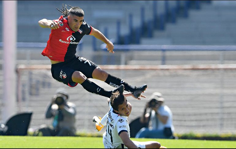 El horario de las 12 del día haciendo estragos en ambos equipos que no pudieron mantener el ritmo impuesto en los primeros minutos. Imago7 / E. Espinosa