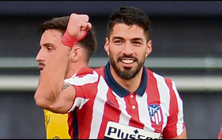 “PISTOLERO”. Luis Suárez llegó a 14 tantos con su doblete de ayer y encamina al Atlético al título. AFP• C. QUICLER