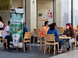 CON EXCEPCIONES. Algunos negocios capitalinos todavía pueden operar al aire libre. SUN