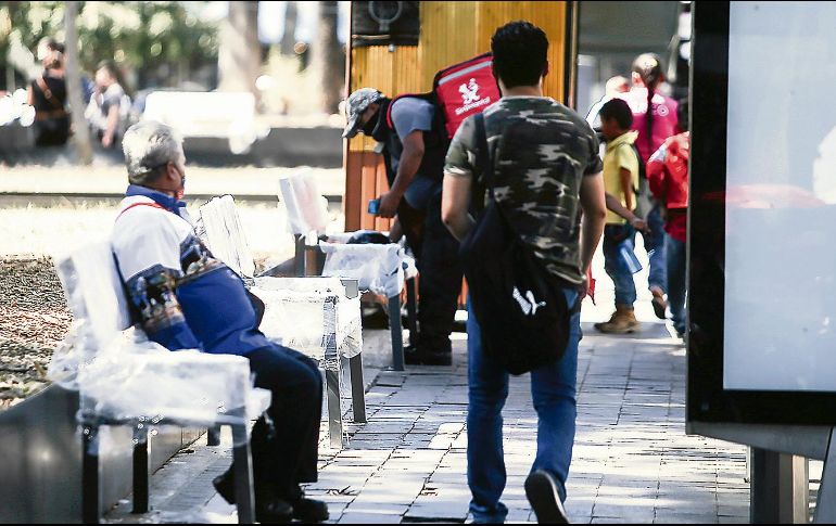 DE PASEO. Aunque en Jalisco se ampliaron las medidas restrictivas hasta el 12 de febrero por el aumento de casos de COVID-19, aún se observan personas que realizan actividades recreativas en puntos como plazas públicas y parques que deberían estar cerrados debido al botón de emergencia que activó la autoridad para evitar la propagación del virus. En la plazoleta que se encuentra frente al templo de Aranzazú, en el Centro Histórico, algunos jaliscienses usaron incluso bancas del mobiliario urbano que todavía tienen la envoltura. EL INFORMADOR • G. GALLO