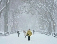 Personas caminan hoy en Central Park, en la ciudad de Nueva York. AFP/T. A. Clary