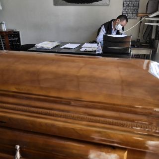 La larga espera para sobrevivir al COVID-19 o ser enterrado en México