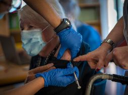 Luego de registrarse, los servidores de la nación llamarán a los adultos mayores para darles fechas y lugar dónde serán vacunados. AP / E. Morenatti