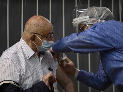 Este martes se dio a conocer el inicio del registro para que los adultos mayores de 60 años de edad puedan registrarse para obtener la vacuna contra el COVID-19. AFP / J. Mabromata