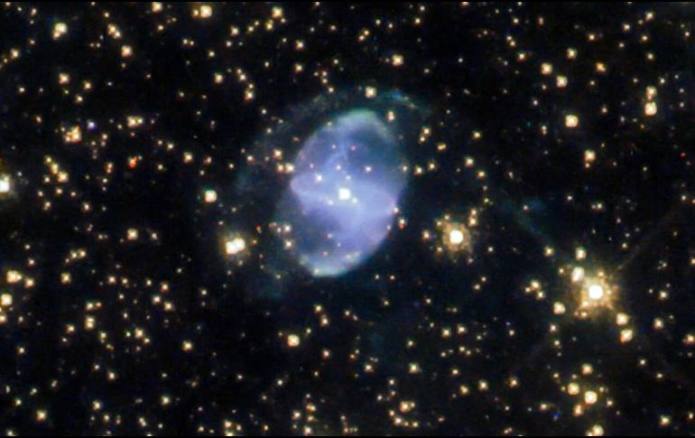 En la imagen difundida por la NASA, se observa el claro arco asimétrico de material sobre el lado norte de la nebulosa. ESPECIAL / ESA / Hubble & NASA, L. Stanghellini