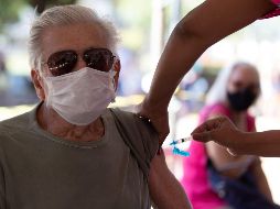 Los adultos mayores deberán llegar con 15 minutos de anticipación, y solo llevar una identificación oficial, acudir desayunados y con los medicamentos tomados. EFE / J. Alves