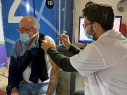 A nivel mundial países como Brasil e Israel ya avanzan en la vacunación de su población de adultos mayores. EFE / P. Duer