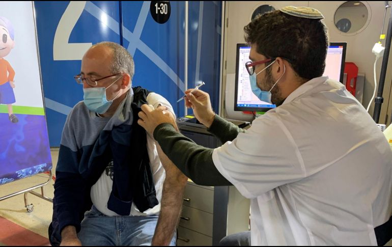 A nivel mundial países como Brasil e Israel ya avanzan en la vacunación de su población de adultos mayores. EFE / P. Duer