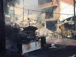 La mañana de este martes una pipa abastecía un negocio en calles cercanas al mercado cuando se incendió. SUN / A. Martínez