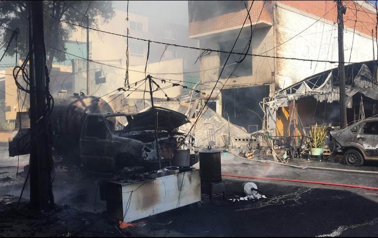 La mañana de este martes una pipa abastecía un negocio en calles cercanas al mercado cuando se incendió. SUN / A. Martínez
