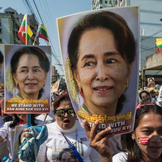 La Policía birmana presenta cargos contra San Suu Kyi, que permanece detenida